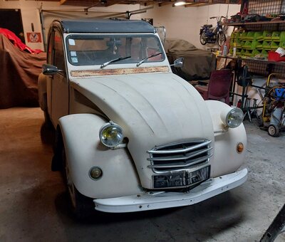 Notre Citroën 2CV4 à son arrivée à l’atelier Vue avant de notre Citroën 2CV4 grise dans l’atelier