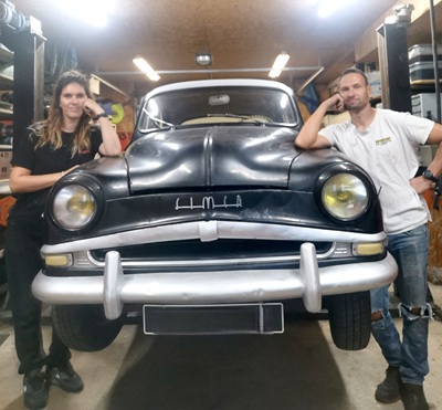 Julien et Laetitia, garage SAVA à Rioz autour de notre Simca Aronde 1300 Julien et Laetitia, garage SAVA à Rioz autour de notre Simca Aronde 1300
