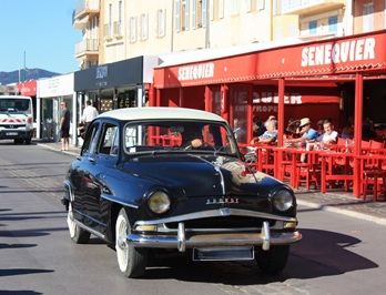 Notre Simca Aronde A90 Elysée devant Sénéquier à Saint-Tropez Notre Simca Aronde A90 Elysée devant Sénéquier à Saint-Tropez