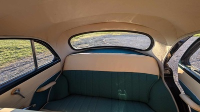 Notre Simca Aronde A90 et son arrière avec sa sellerie refaite par garage SAVA Notre Simca Aronde A90 et son arrière avec sa sellerie refaite par garage SAVA