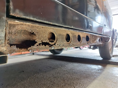 Le bas de caisse rouillé de notre Simca Aronde Elysée Le bas de caisse rouillé de notre Simca Aronde Elysée