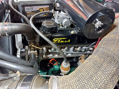 Le moteur rénové retrouve sa place dans notre Simca Aronde A90 Le moteur "neuf" retrouve sa place dans notre Simca Aronde A90