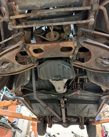 Garage SAVA inspecte le dessous de notre Simca Aronde Elysée A90 Garage SAVA inspecte le dessous de notre Simca Aronde Elysée A90